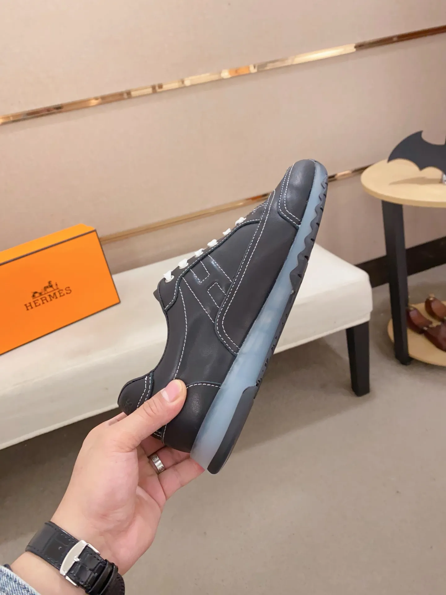 Ex-factory price: 500💰《HERMES》【Classic Original Version】Hermès; Top 🔝 Purchasing Agency 🔍🔍Men's latest 🇺🇸 counters are sold simultaneously, original imported from Italy ▲▲First-layer cowhide ▲▲ (high-end, extravagance and class) times) Exquisite workmanship (Italian 🇮🇹Imported water-dyed 🐂cowhide lining) sole: Original sole provided by the original factory, ⚠️exclusive double-layer activity·TPR·rubber·combined molded outsole; super comfortable·wear-resistant·non-slip·environmental protection The real thing is more beautiful if you take the real thing (high quality, follow the order), you can enter and exit the counter at will * Number of yards: 38·39·40·41·42·43·44# (can be customized 45.)
